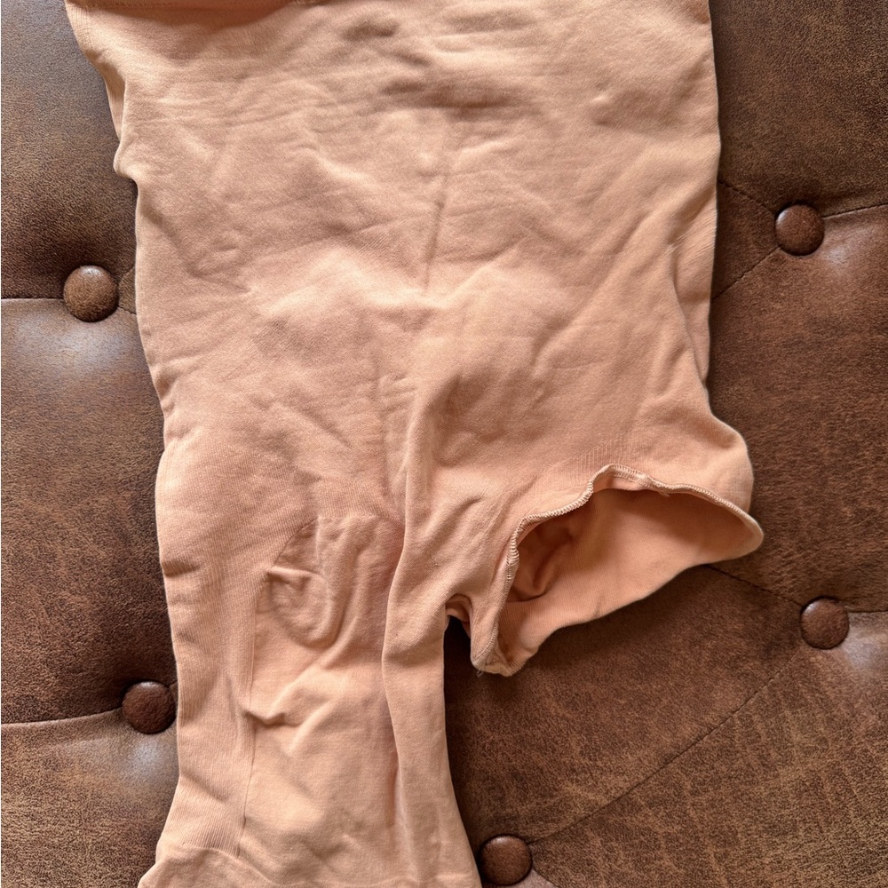 SKIMS left leg exposed solution short